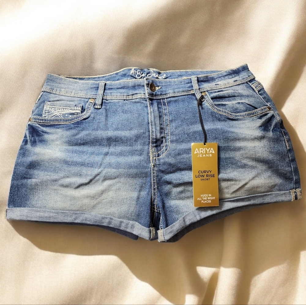 Ariya Curvy Low Rise Jean Shorts Size 17/33